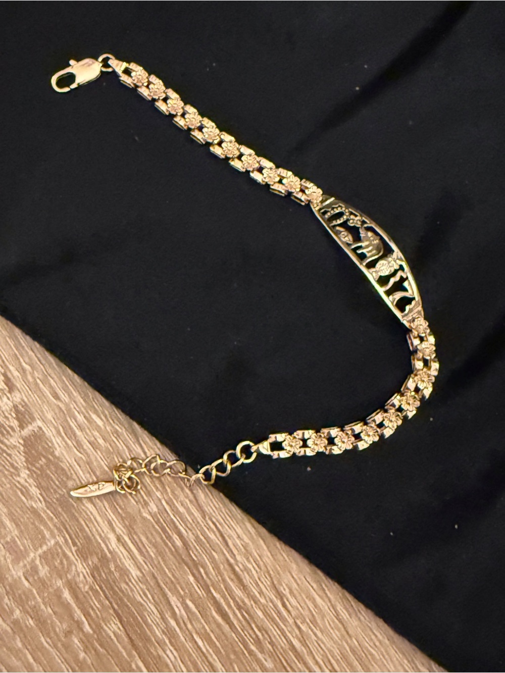 Gold Women's Bracelet with Cutout Plate - Elegant Chain Accent
